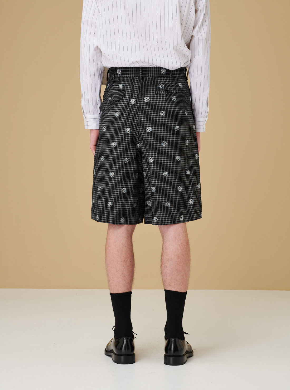 Short brodé