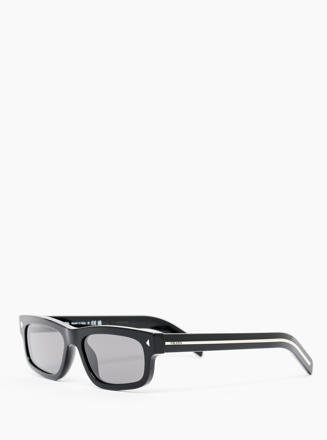 Sunglasses with metal plaque