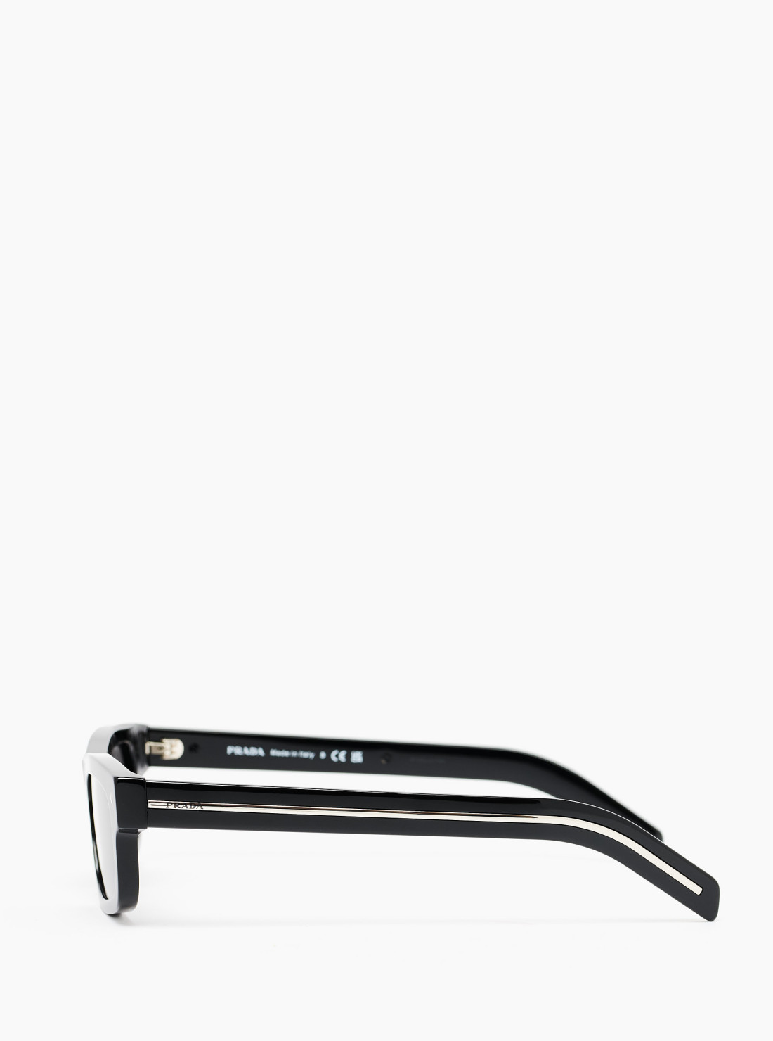 Sunglasses with metal plaque