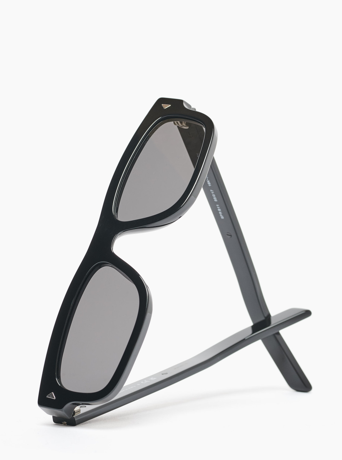 Sunglasses with metal plaque