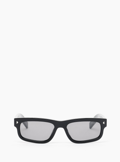 Sunglasses with metal plaque