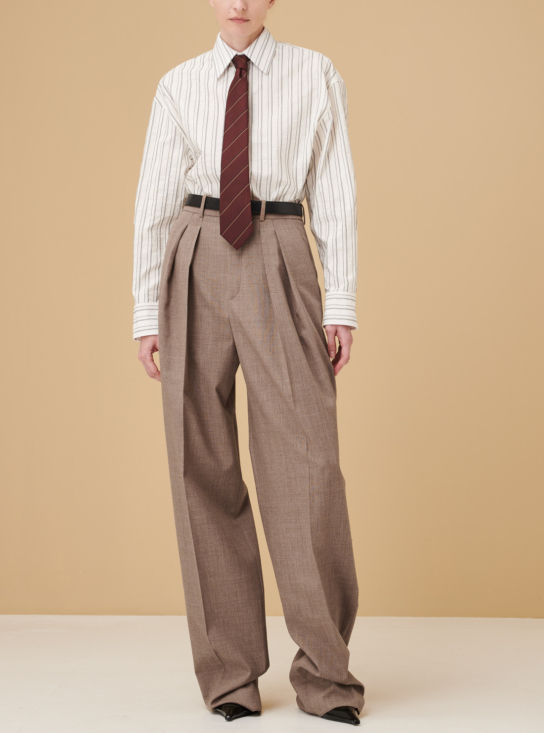 White leg pants in wool canvas