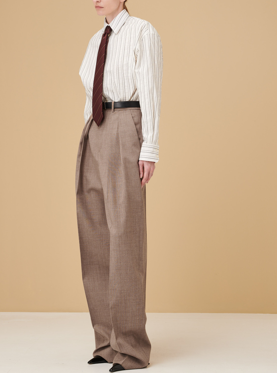 White leg pants in wool canvas