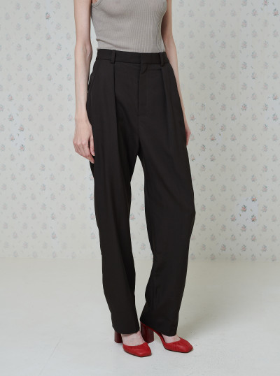 Pantalon à entrejambe baissé