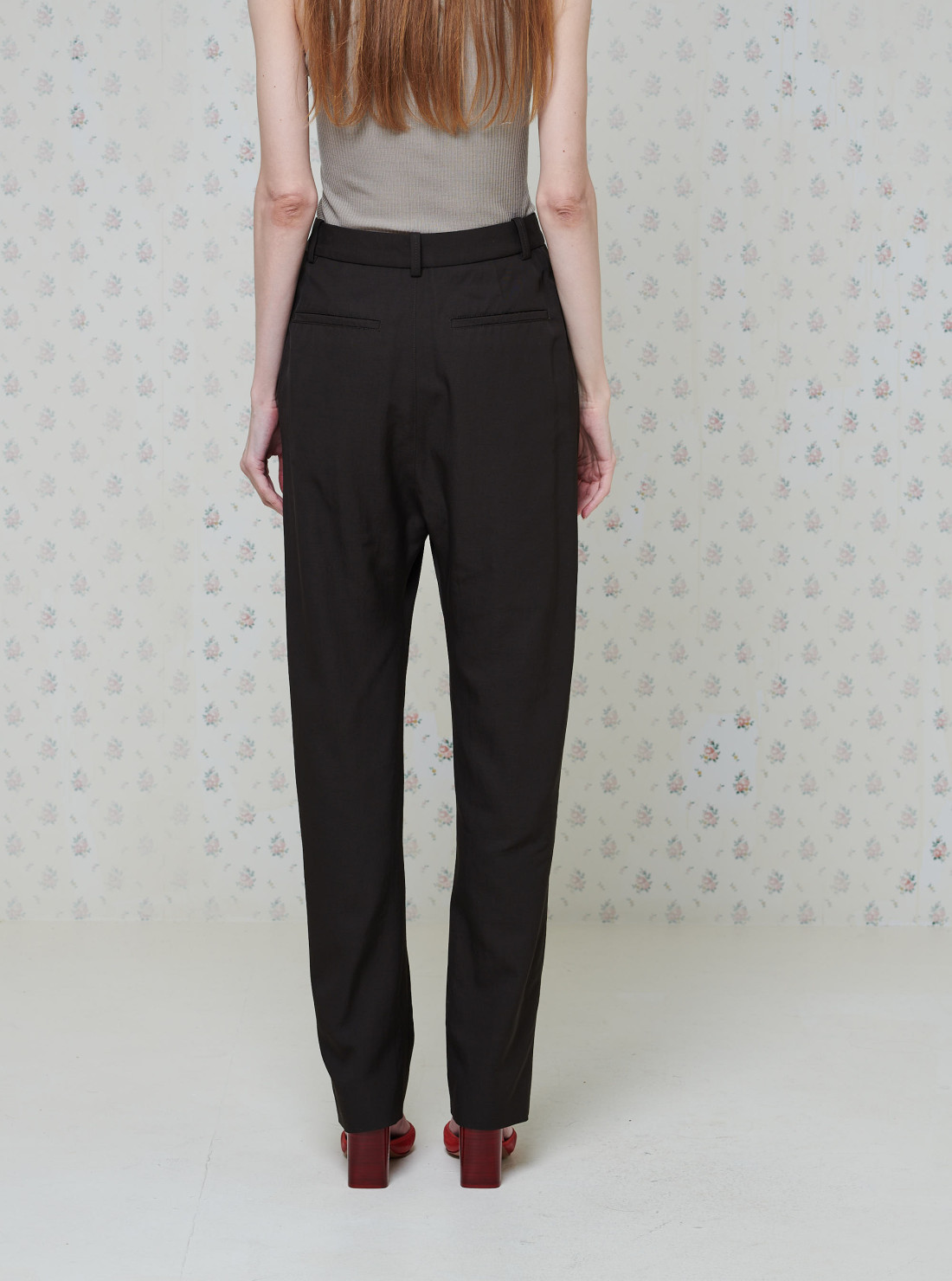 Pantalon à entrejambe baissé