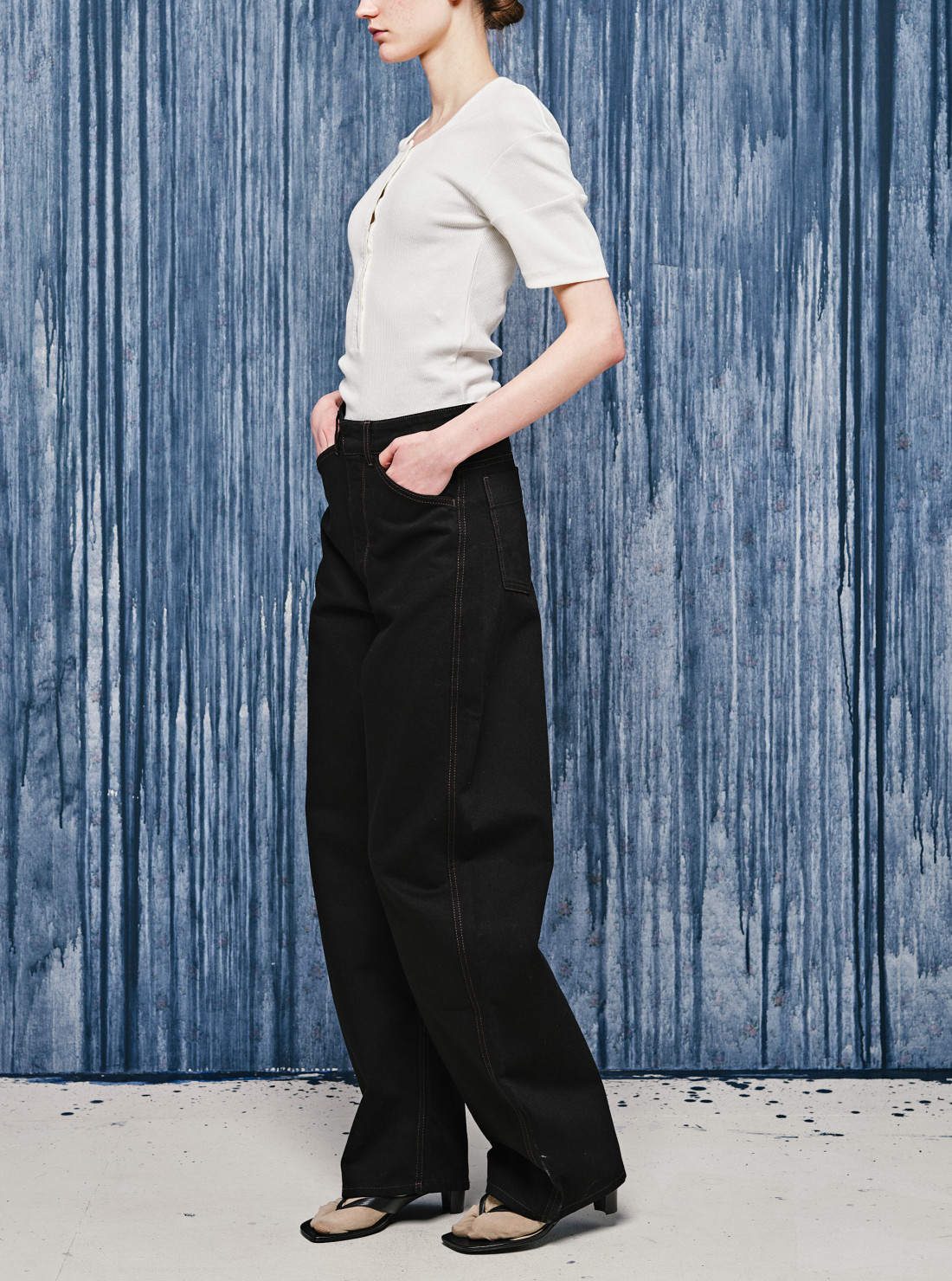High-waisted rundown trousers